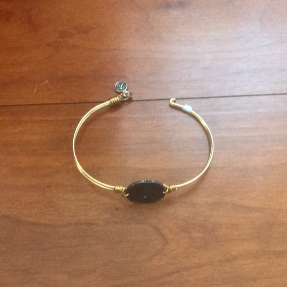 1 Gold sand dollar bracelet. - Picture 1 of 4